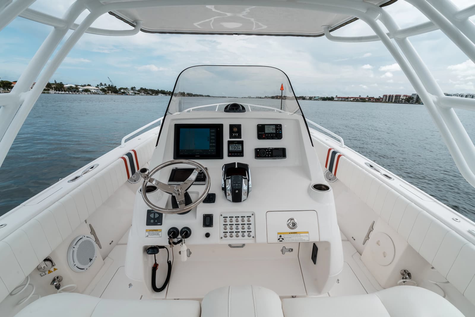 2015 Intrepid 327CC