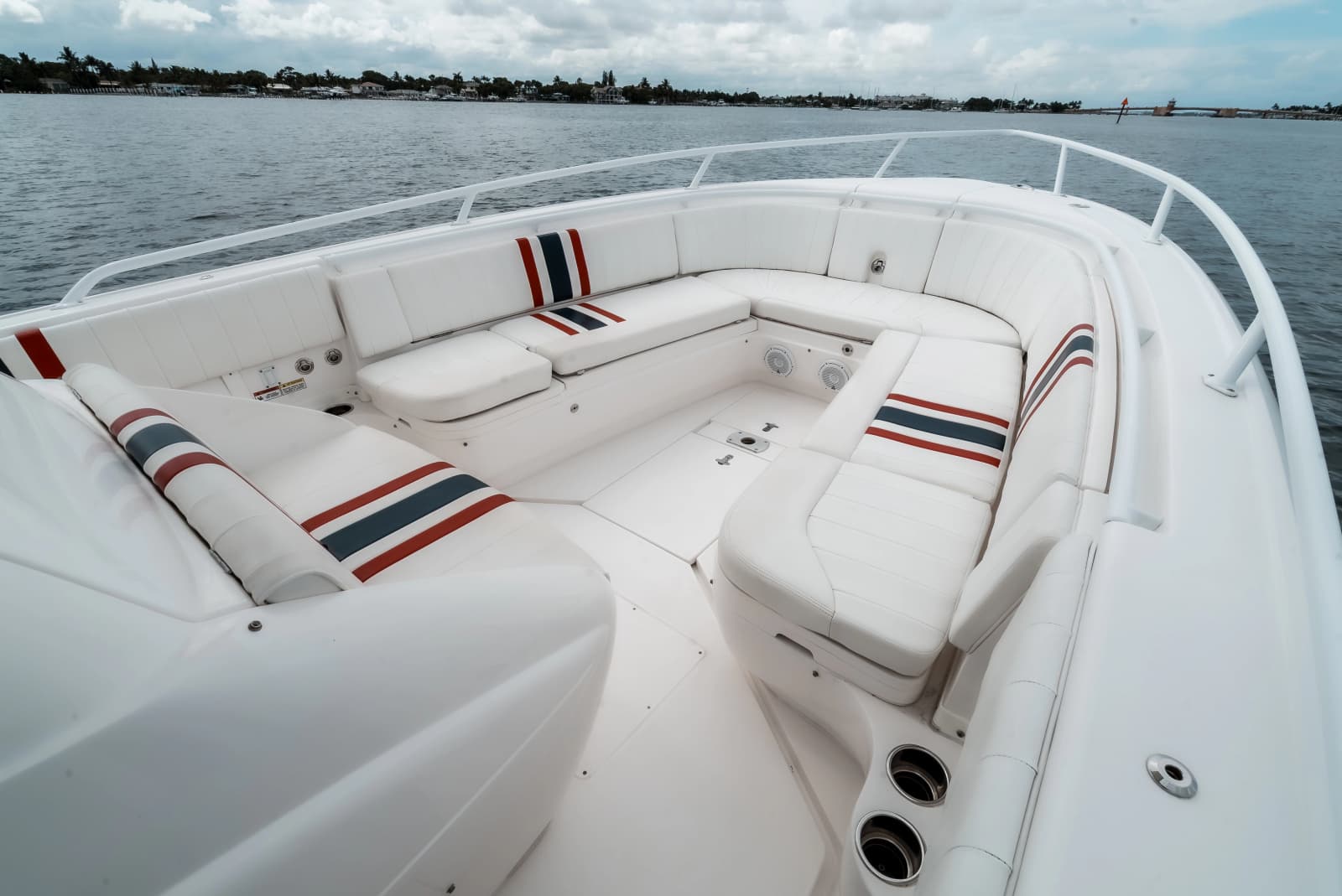 2015 Intrepid 327CC