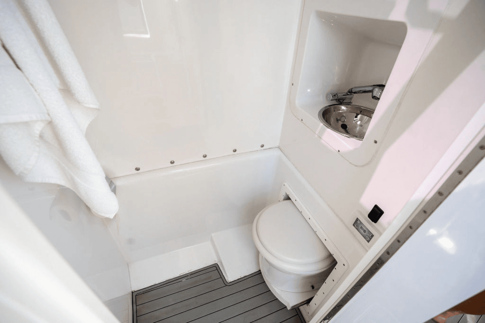 2019 Midnight Express 43 Open