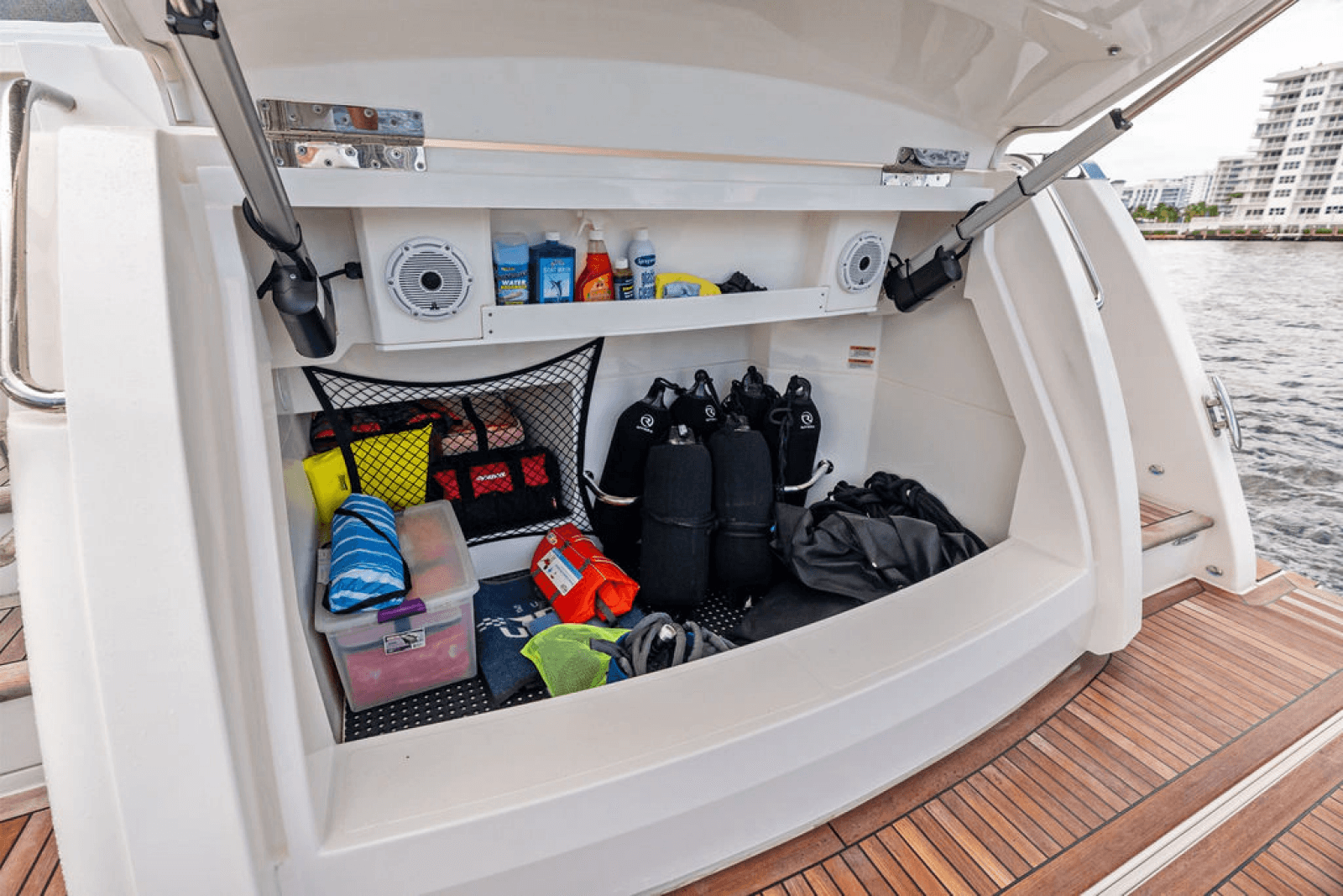 2026 Riviera 4600 Sport Yacht Platinum Edition