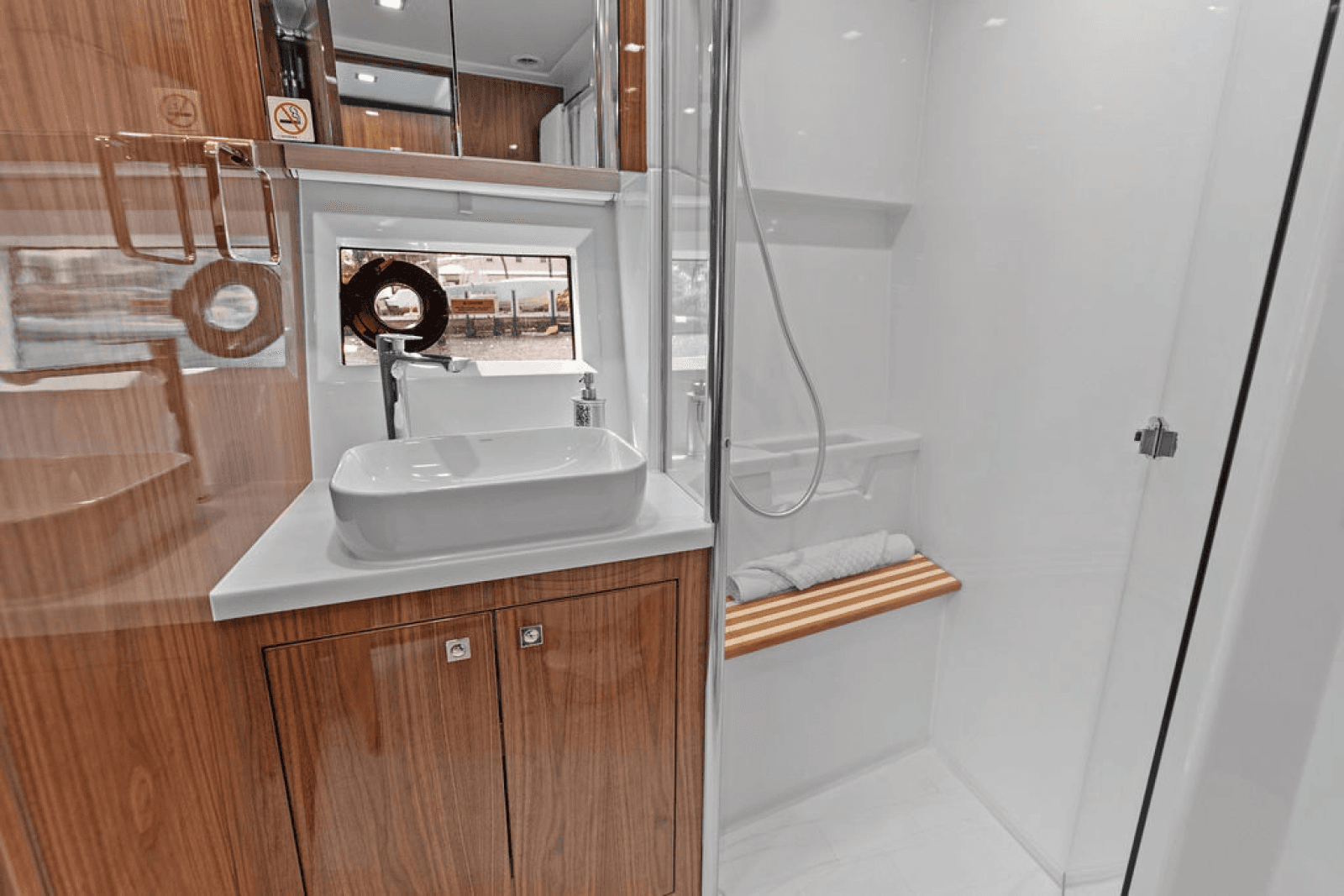 2026 Riviera 4600 Sport Yacht Platinum Edition