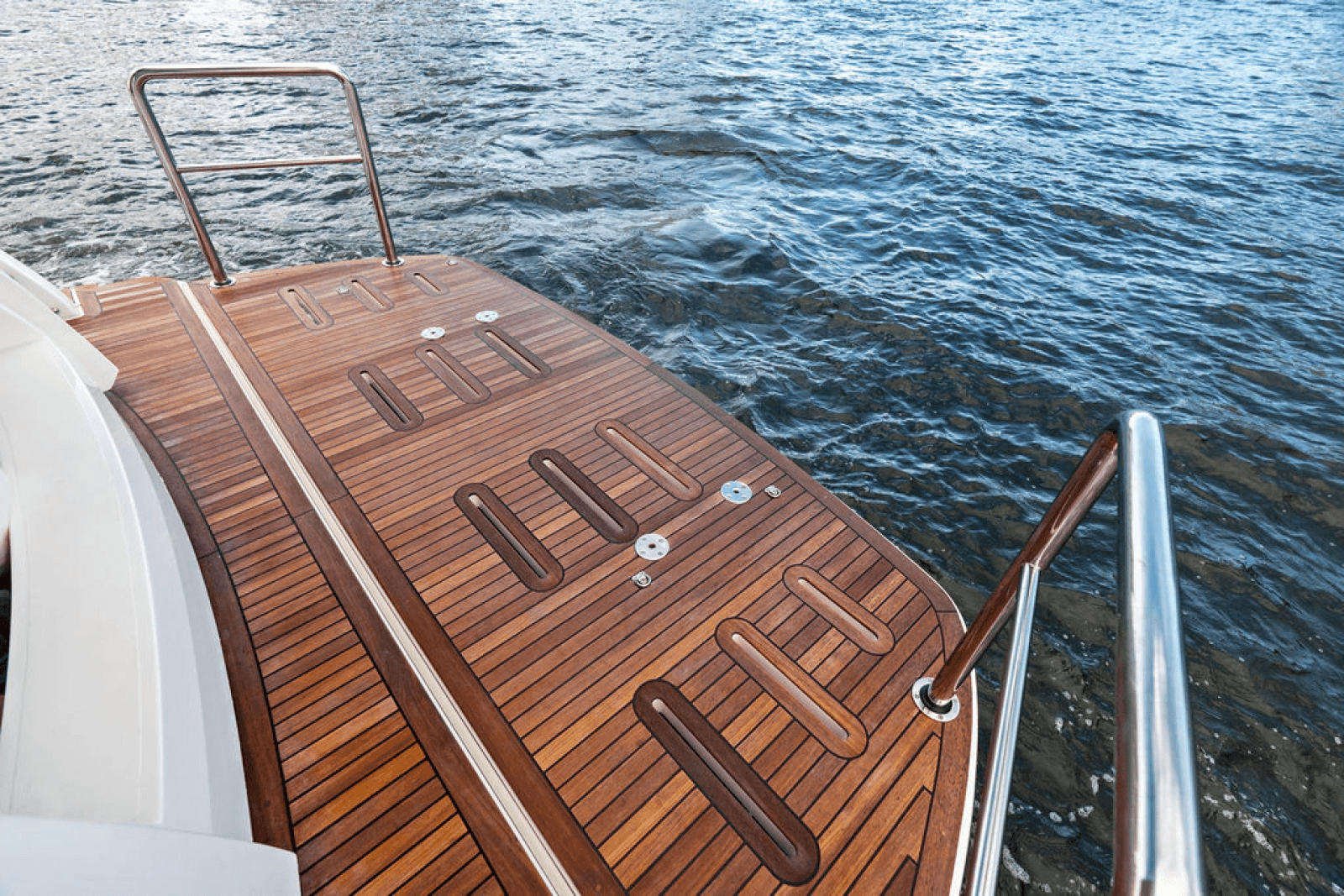 2026 Riviera 4600 Sport Yacht Platinum Edition