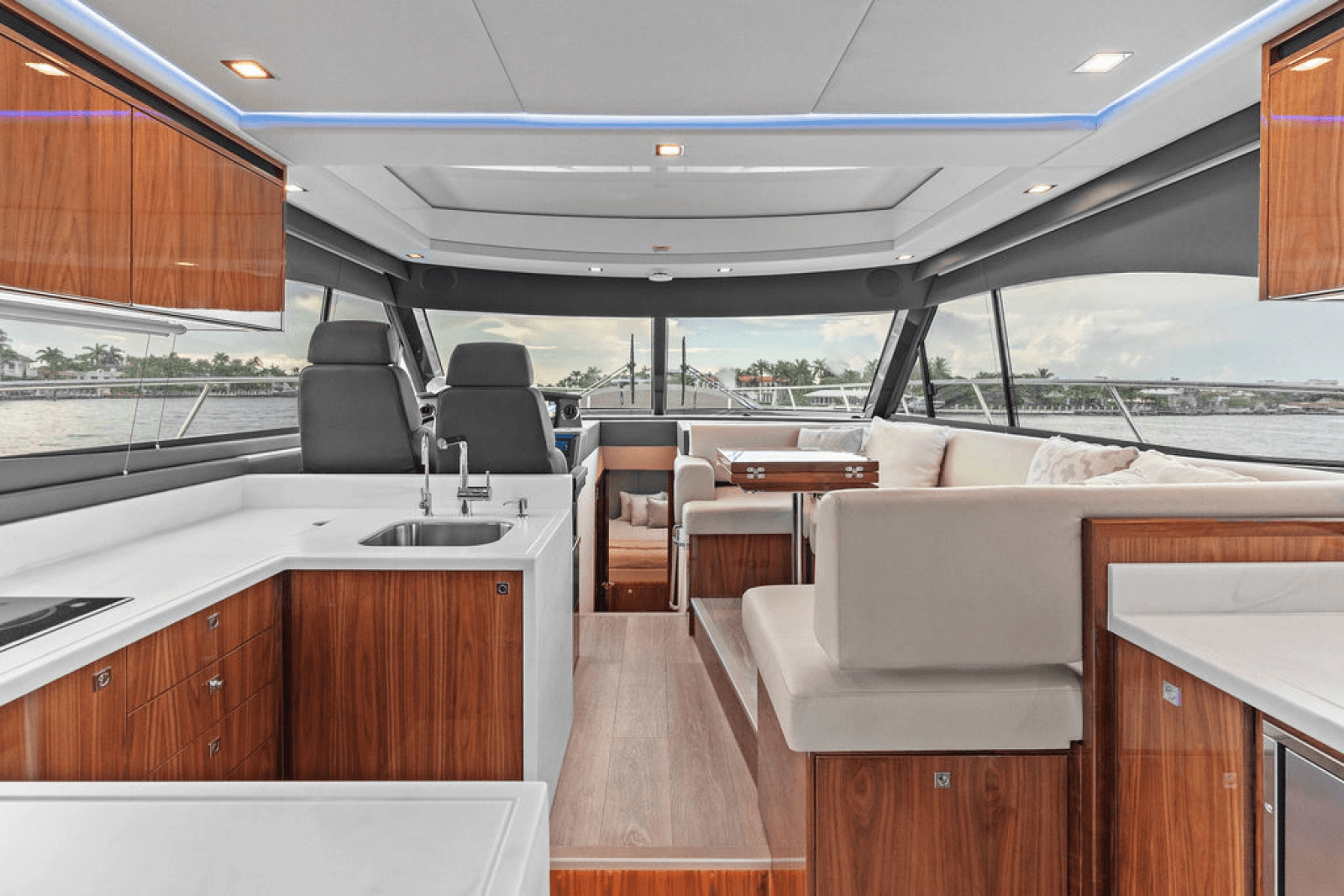 2026 Riviera 4600 Sport Yacht Platinum Edition