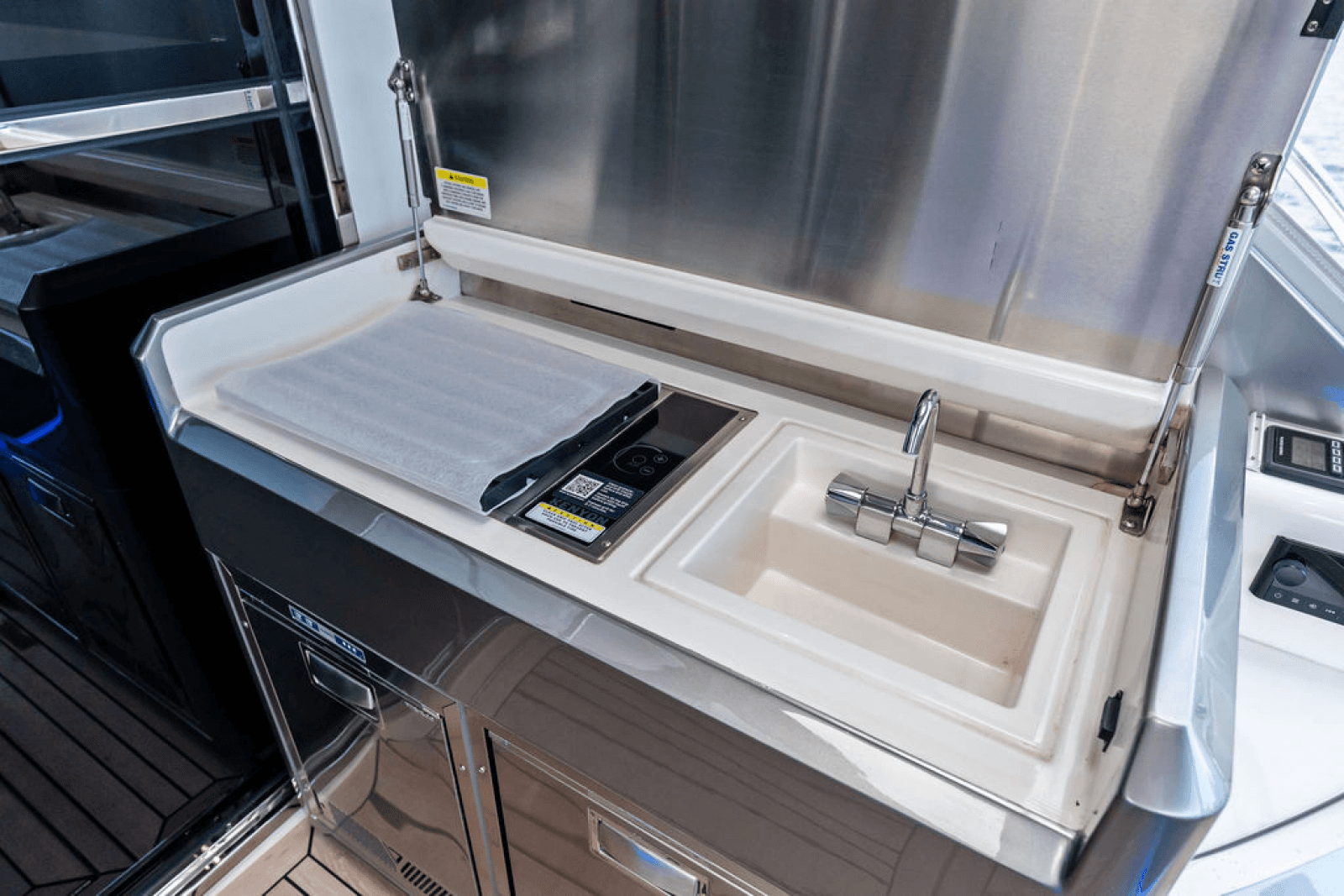 2026 Riviera 4600 Sport Yacht Platinum Edition