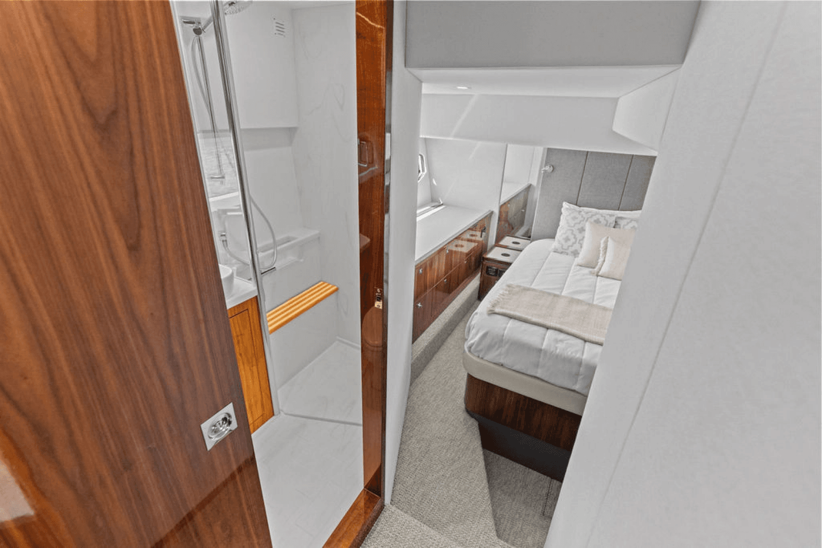 2026 Riviera 4600 Sport Yacht Platinum Edition