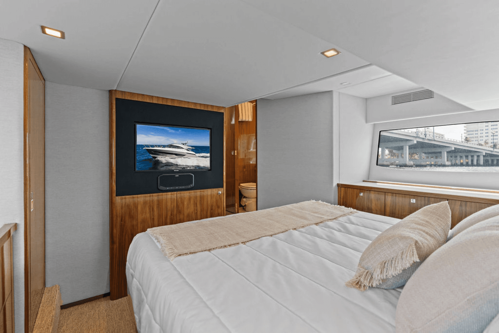 2026 Riviera 4600 Sport Yacht Platinum Edition