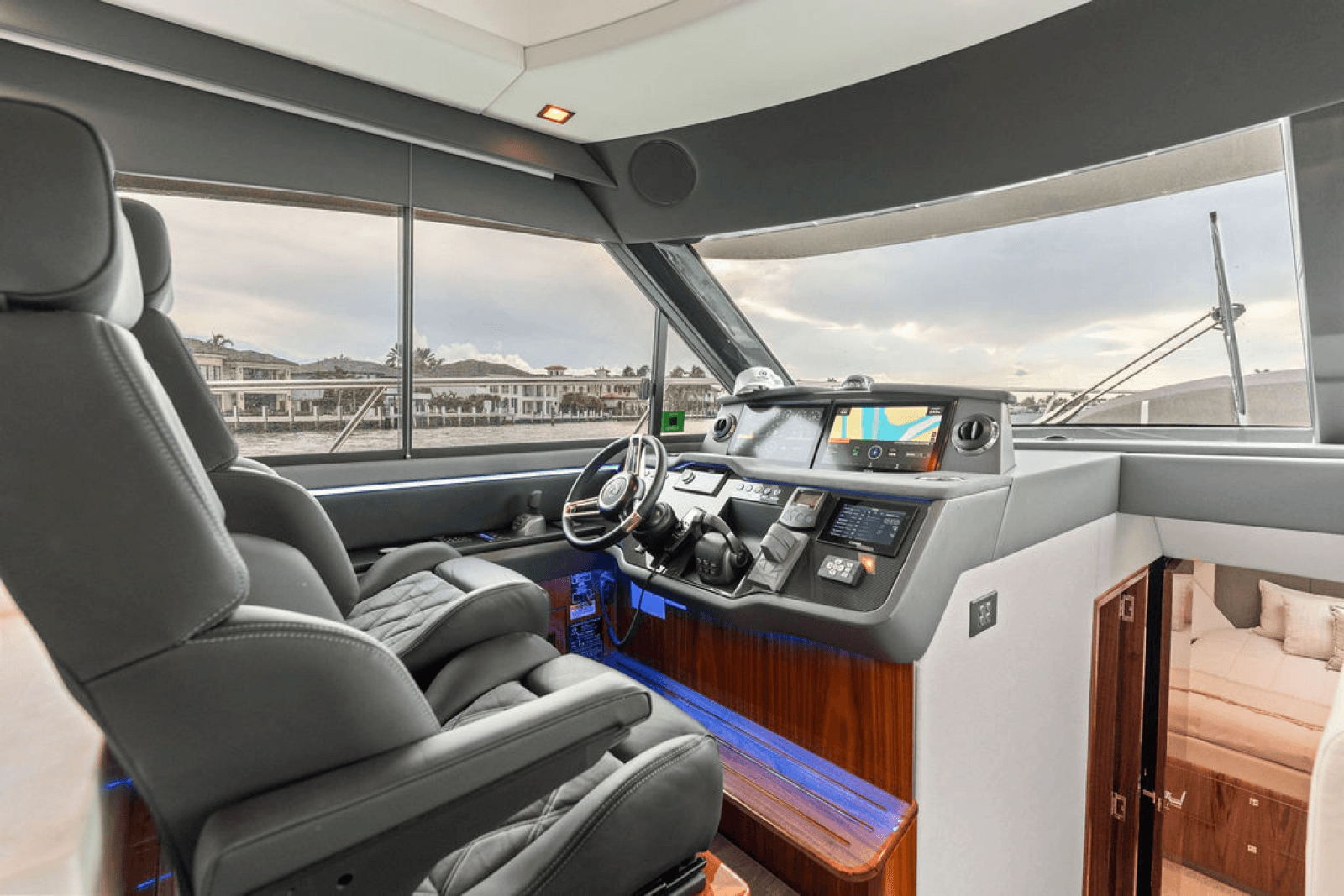 2026 Riviera 4600 Sport Yacht Platinum Edition