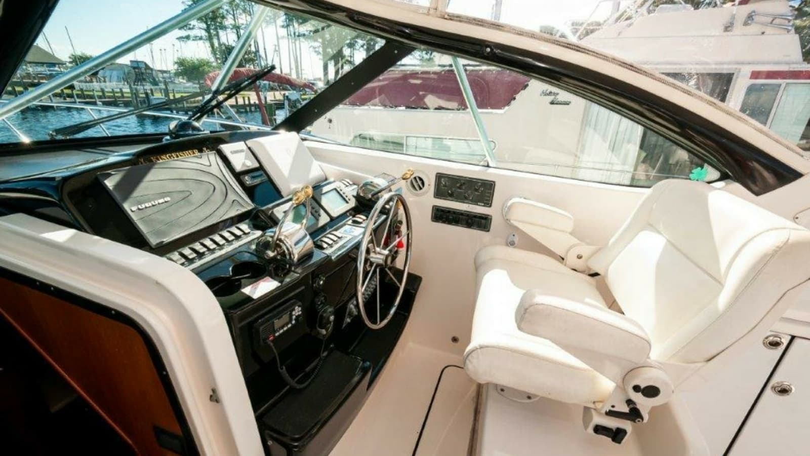 2003 Tiara Yachts 4200 Open Kingfisher Helm 2