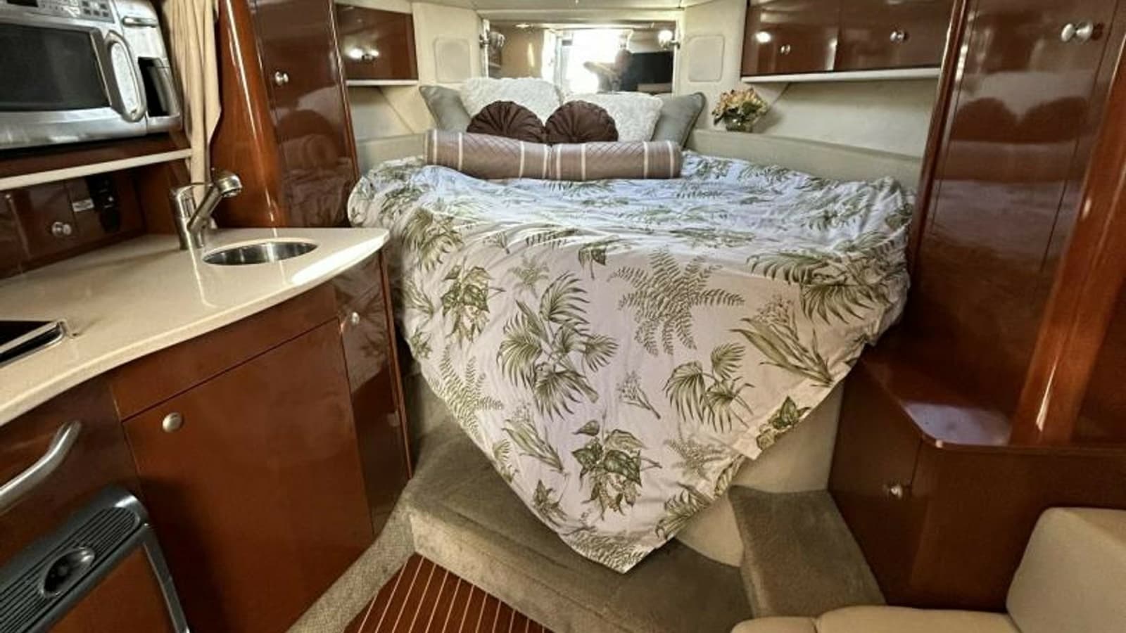 2009 Sea Ray 310 Sundancer Andrews Place Stateroom