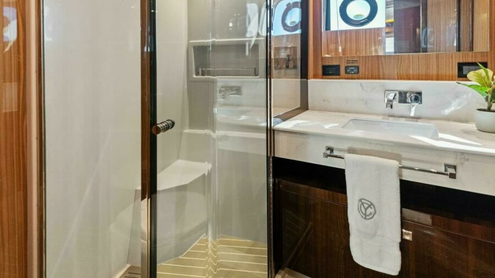 2023 Cruisers Yachts 60 Cantius Fly- Guest Head