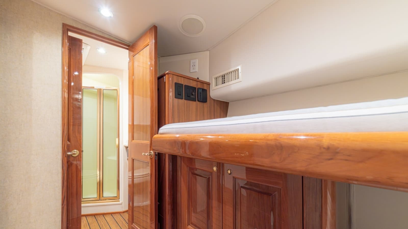 Guest Cabin with En-Suite Access