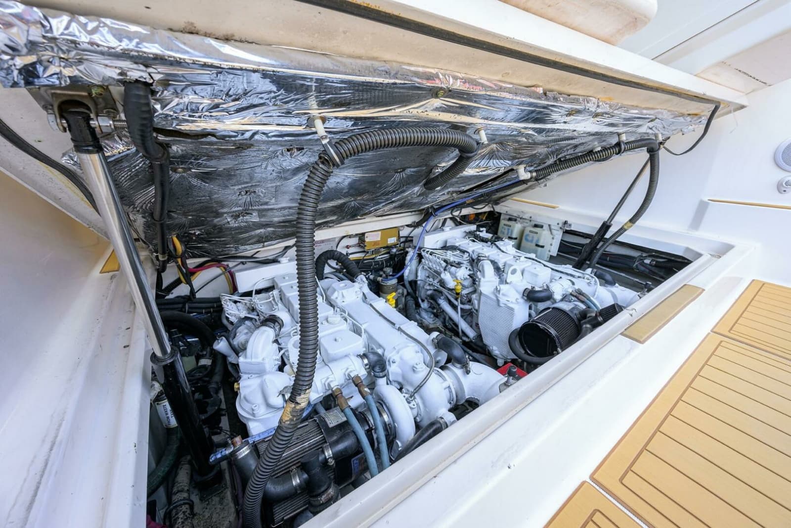 Tiara 3100 LE Black Jack - Engine Compartment