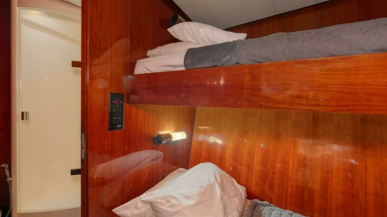Custom 2004 Ebony - Salony Sportfish - VIP Cabin