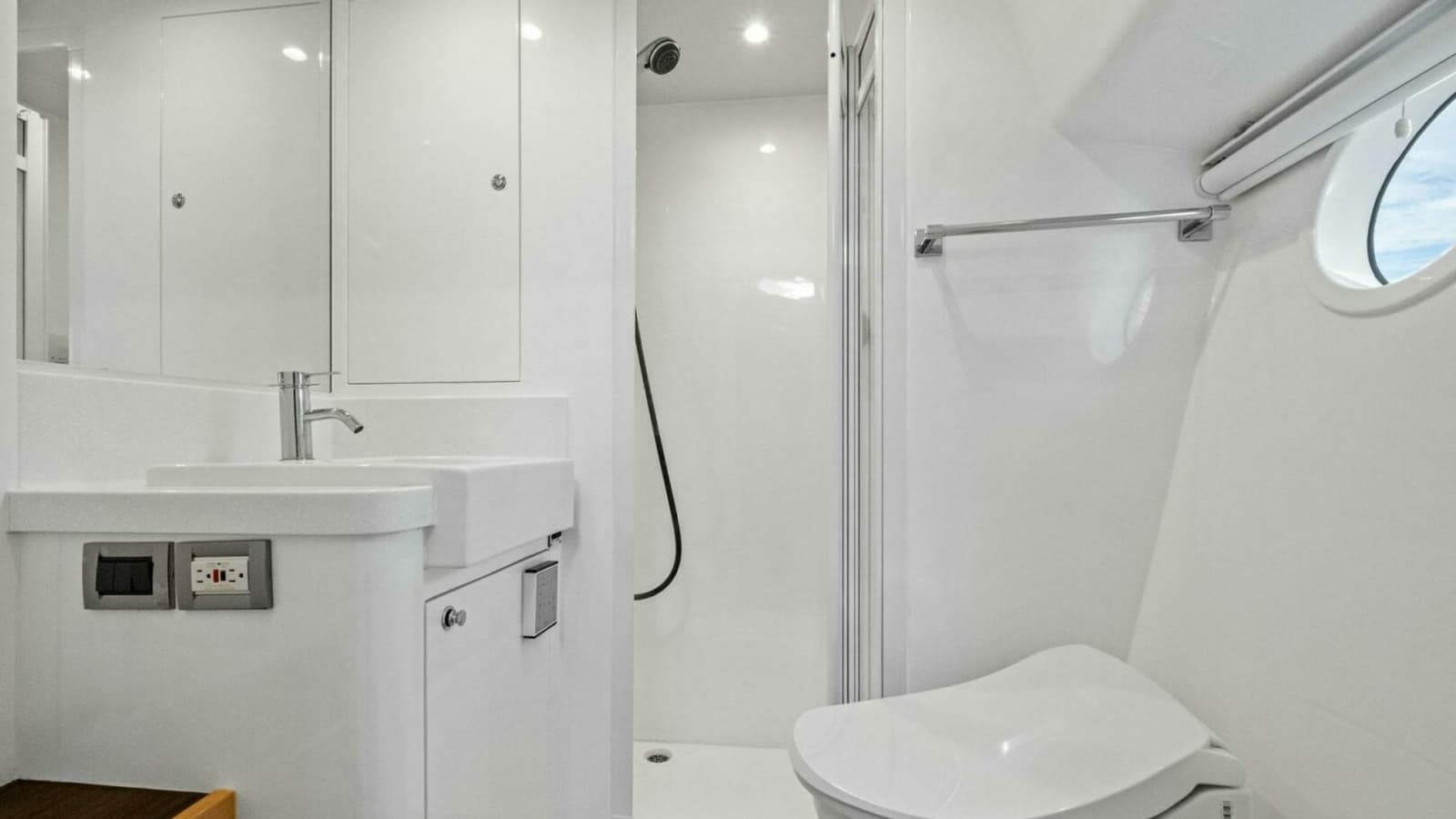 2018 Outboard Express Catamaran 47