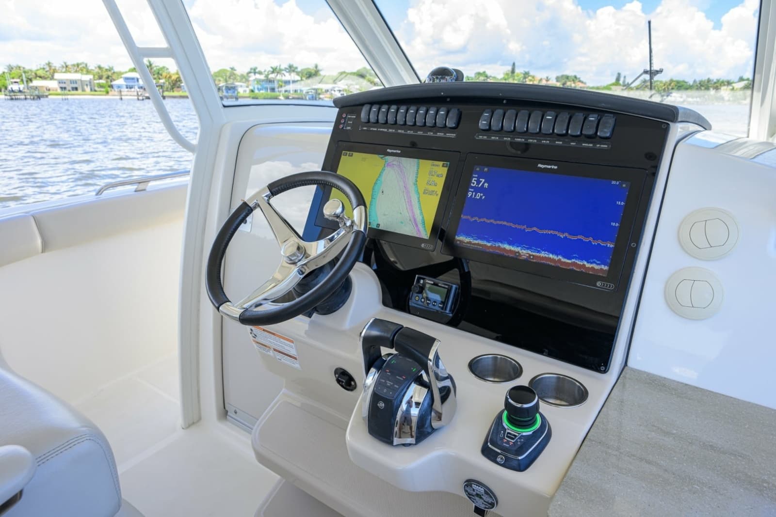 Boston Whaler 35 - DERRYN -  Helm