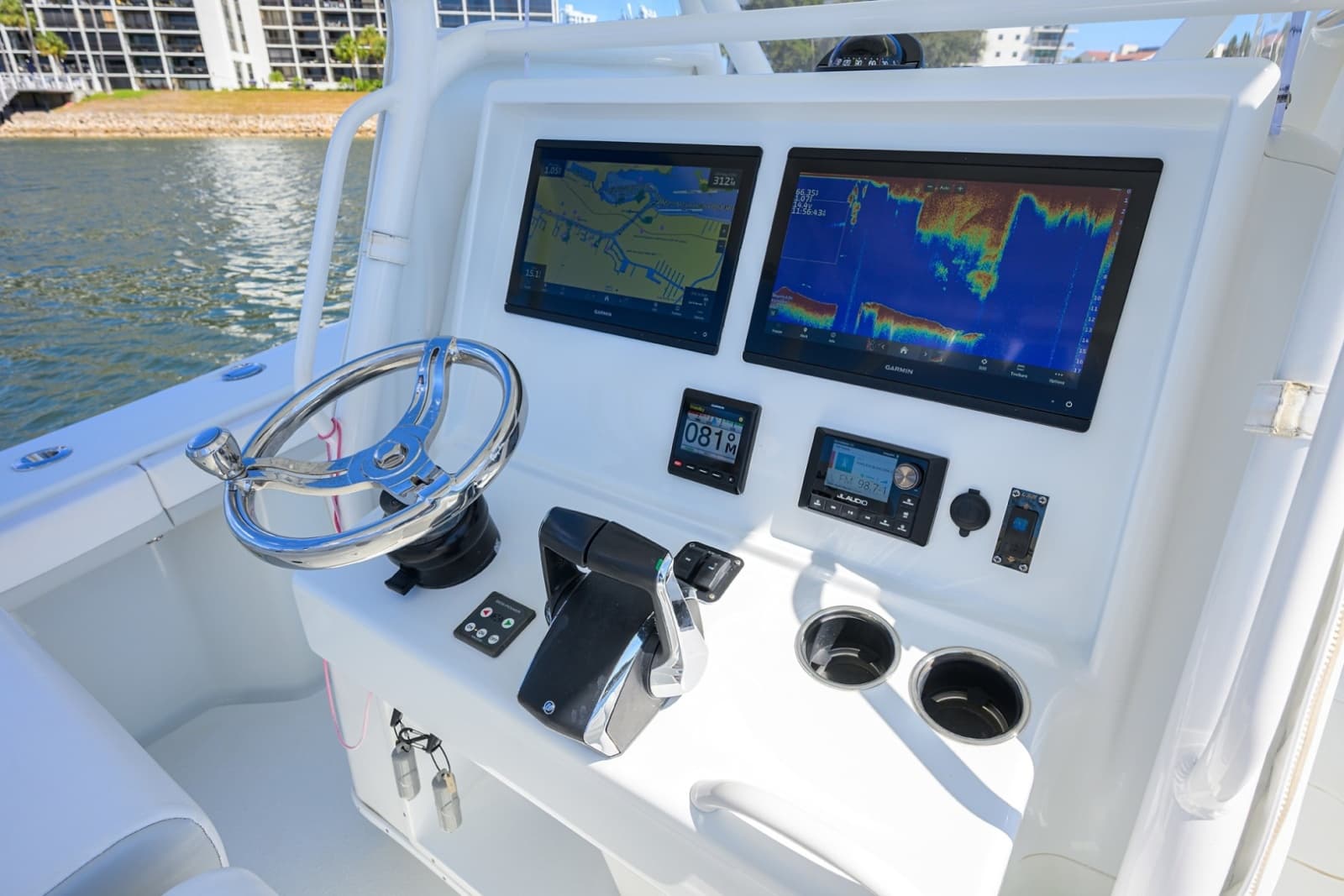 Yellowfin 34 - Helm