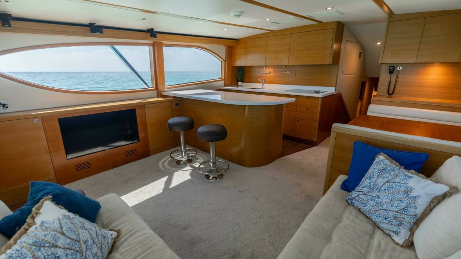 2016 Hatteras GT60 KNOT ON CALL Salon 1