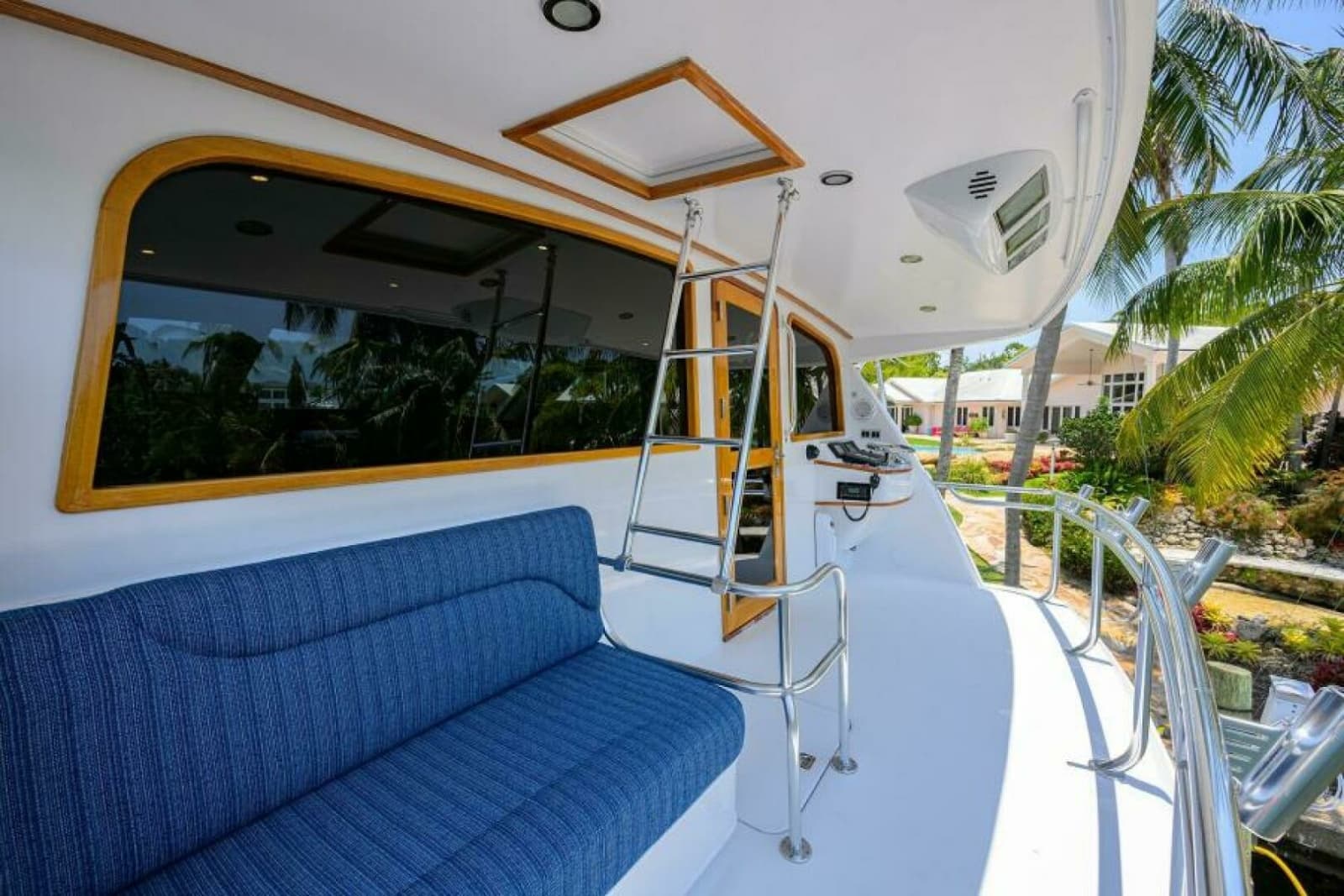 2004 Sea Force IX 82 Enclosed Bridge