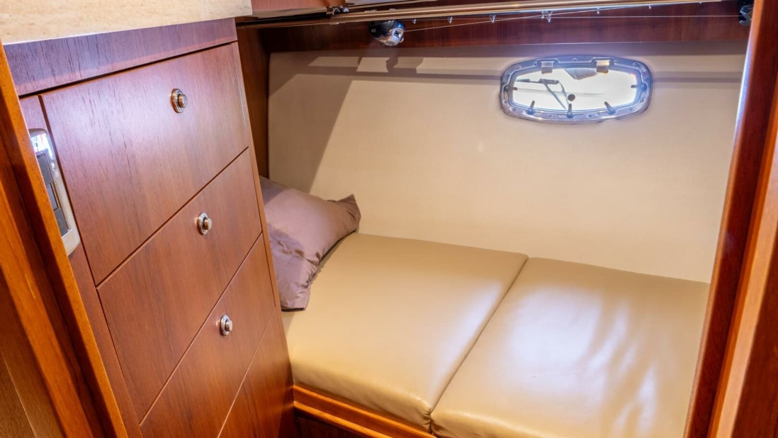 2015 Tiara Yachts 4300 Open "Teddy's Float Too" Guest Cabin