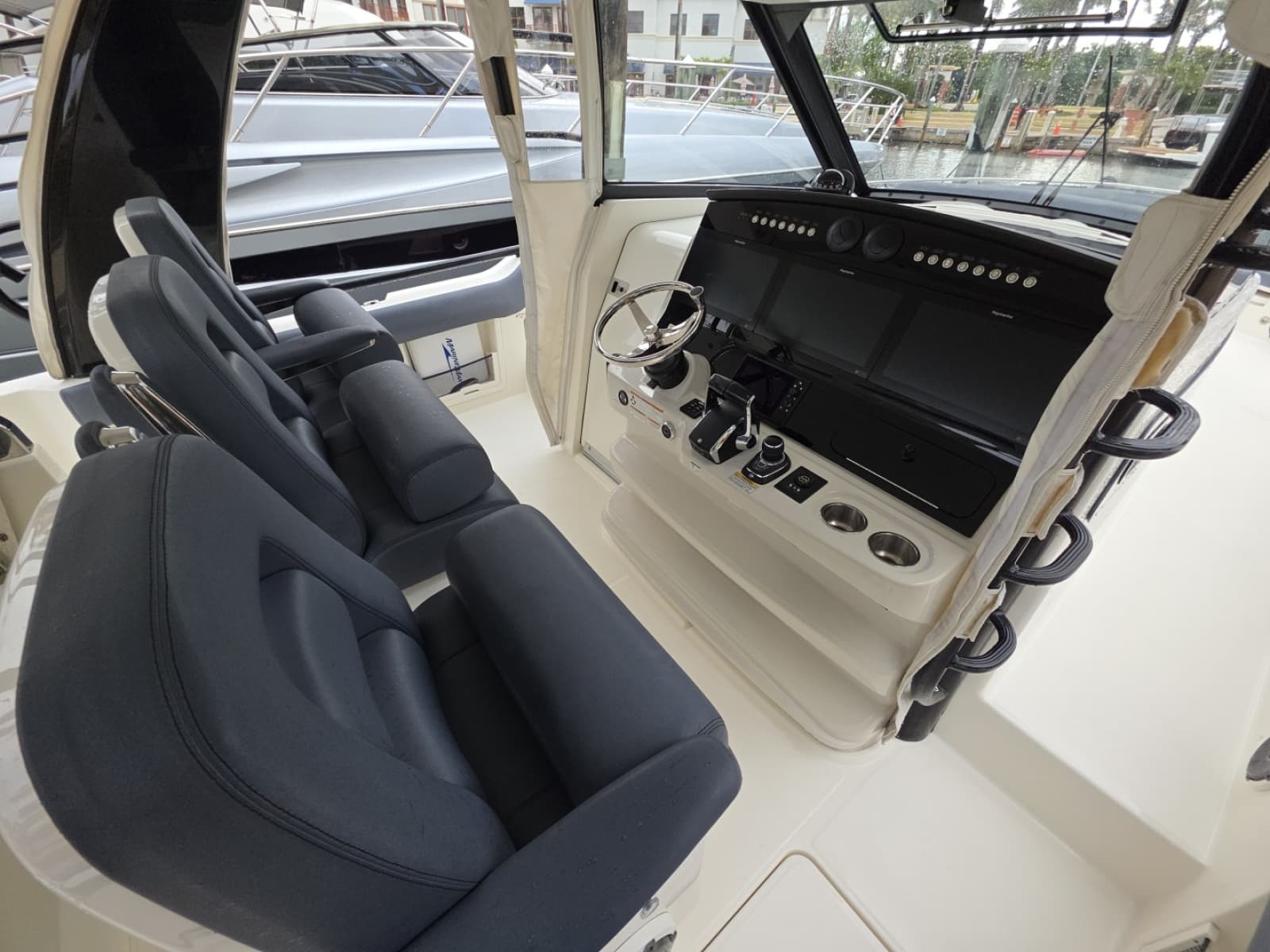 2021 Boston Whaler 420 Outrage BFT-Profile