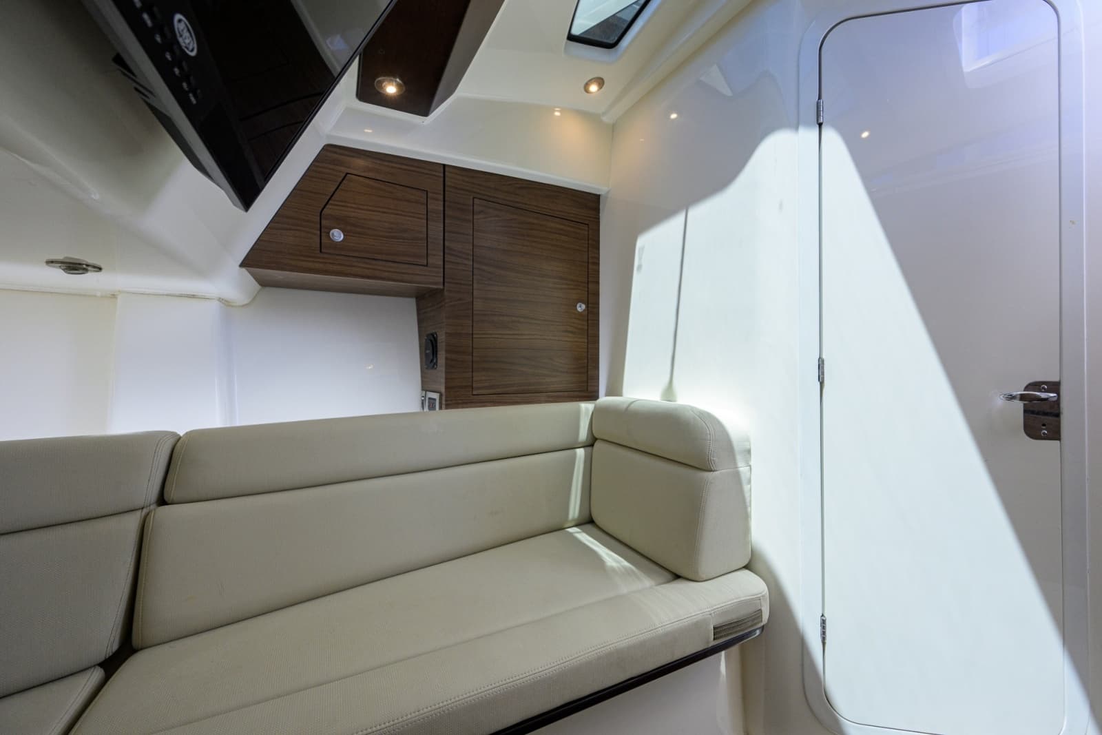 Boston Whaler 35 - DERRYN -  Cabin