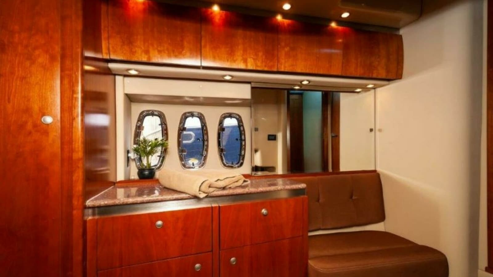 2006 47 Cruisers Guest Stateroom