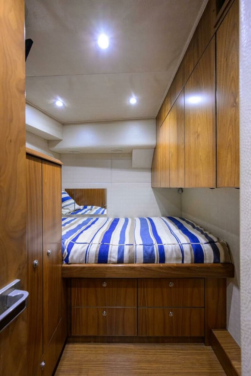 Viking  92 SPECULATOR - Crew Quarters
