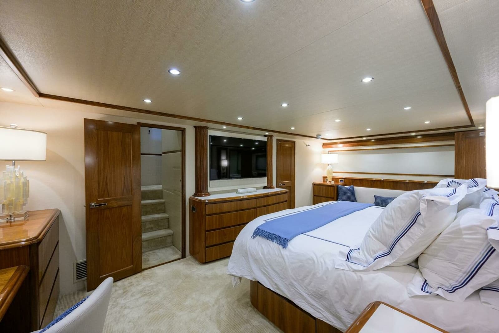 Viking  92 SPECULATOR - Master Stateroom