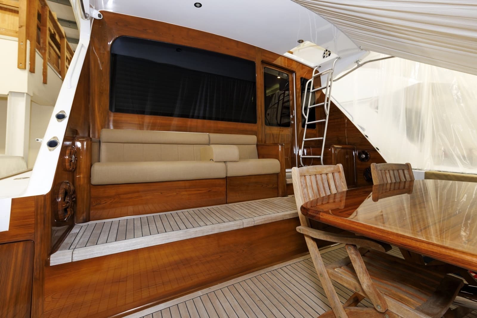 Viking 61 YOLO - Cockpit