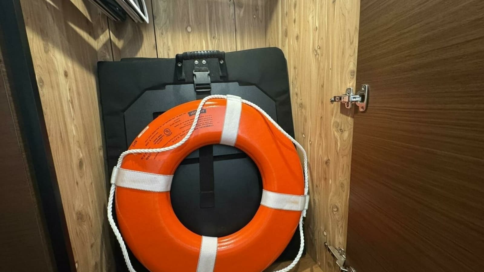 2016 Sea Ray 470 Sundancer 'Lopez Cove II' - VIP Stateroom Closet