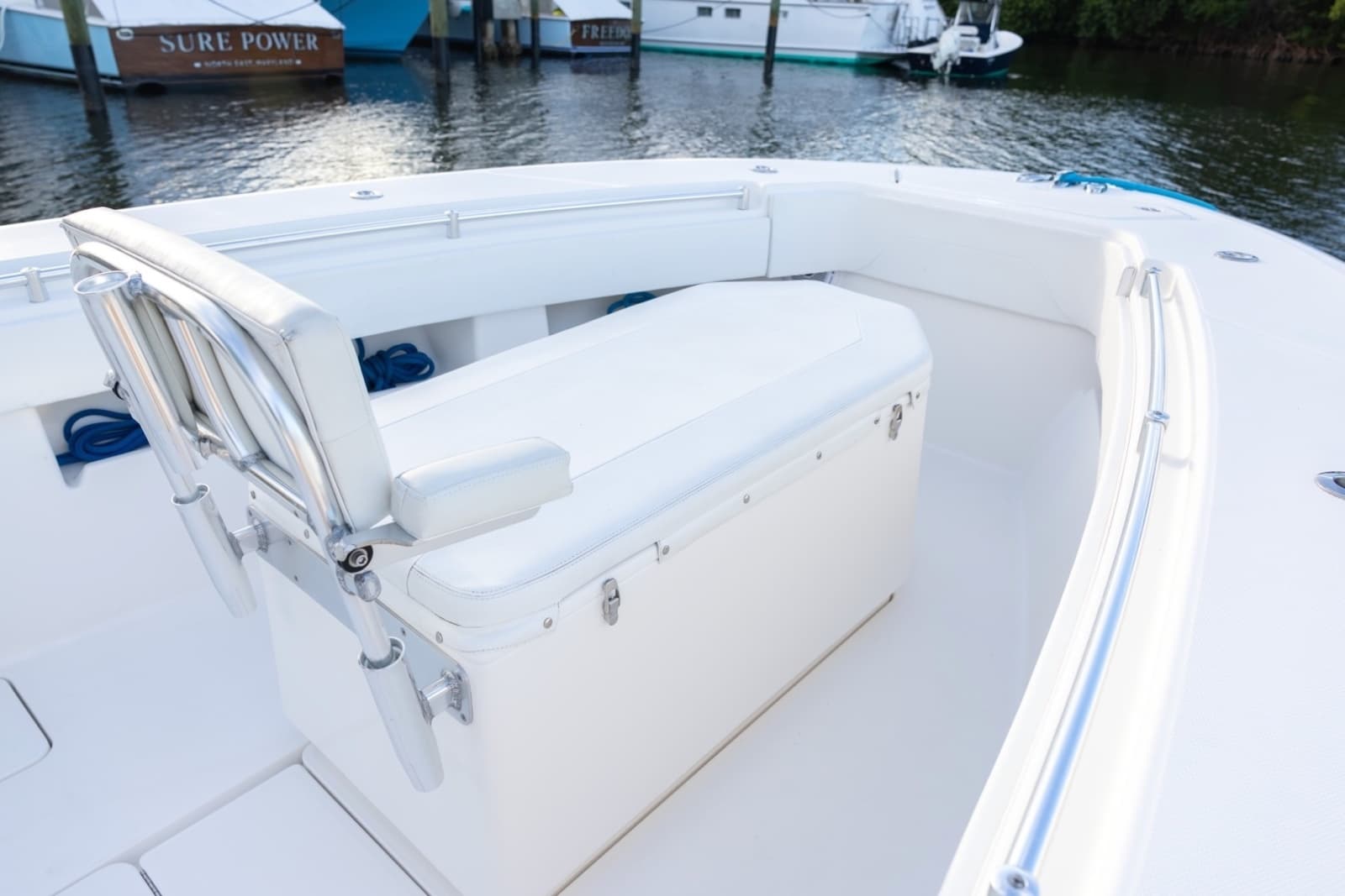 Invincible 36 - Foredeck
