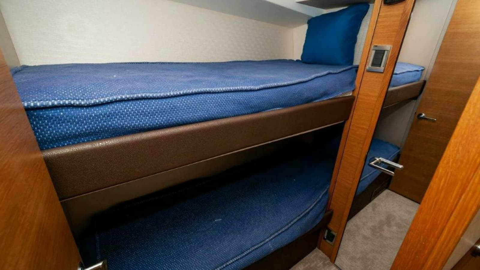 2016 Hatteras GT60 KNOT ON CALL Aft Bunkroom