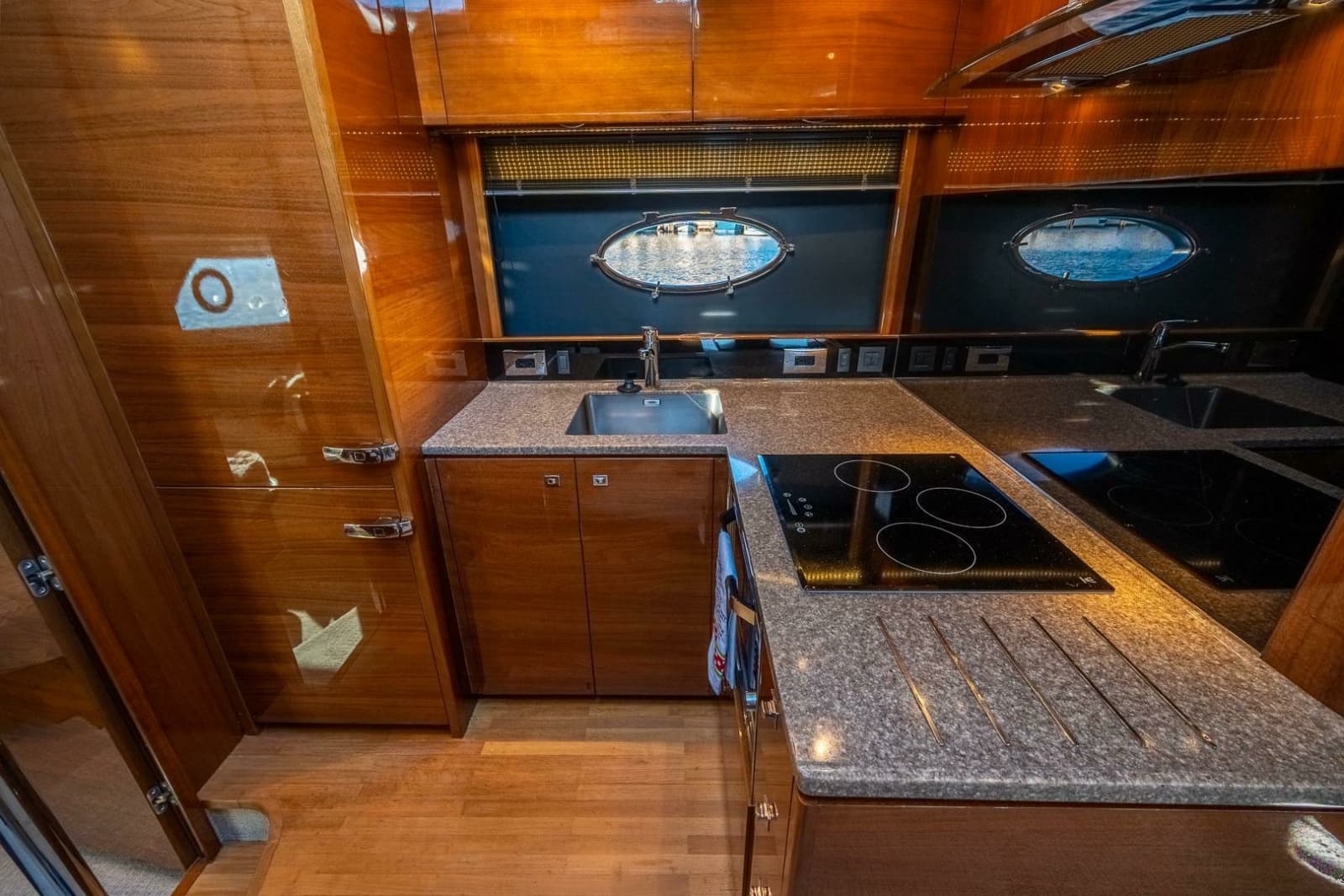 2016 Princess V48
