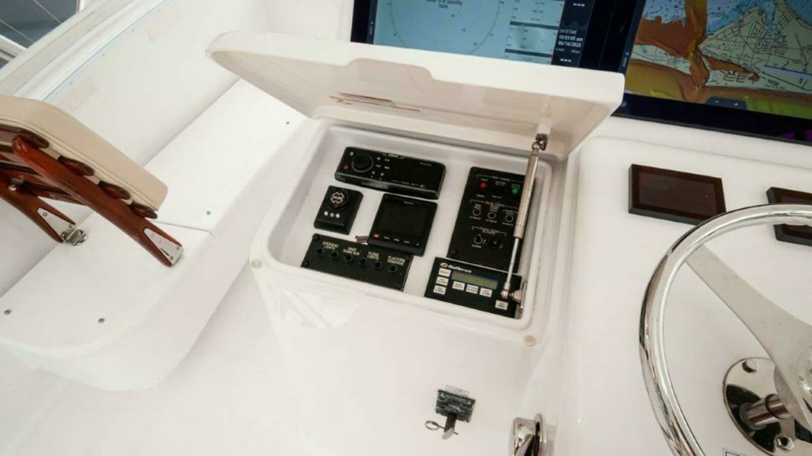 2016 Hatteras GT60 KNOT ON CALL Helm 5
