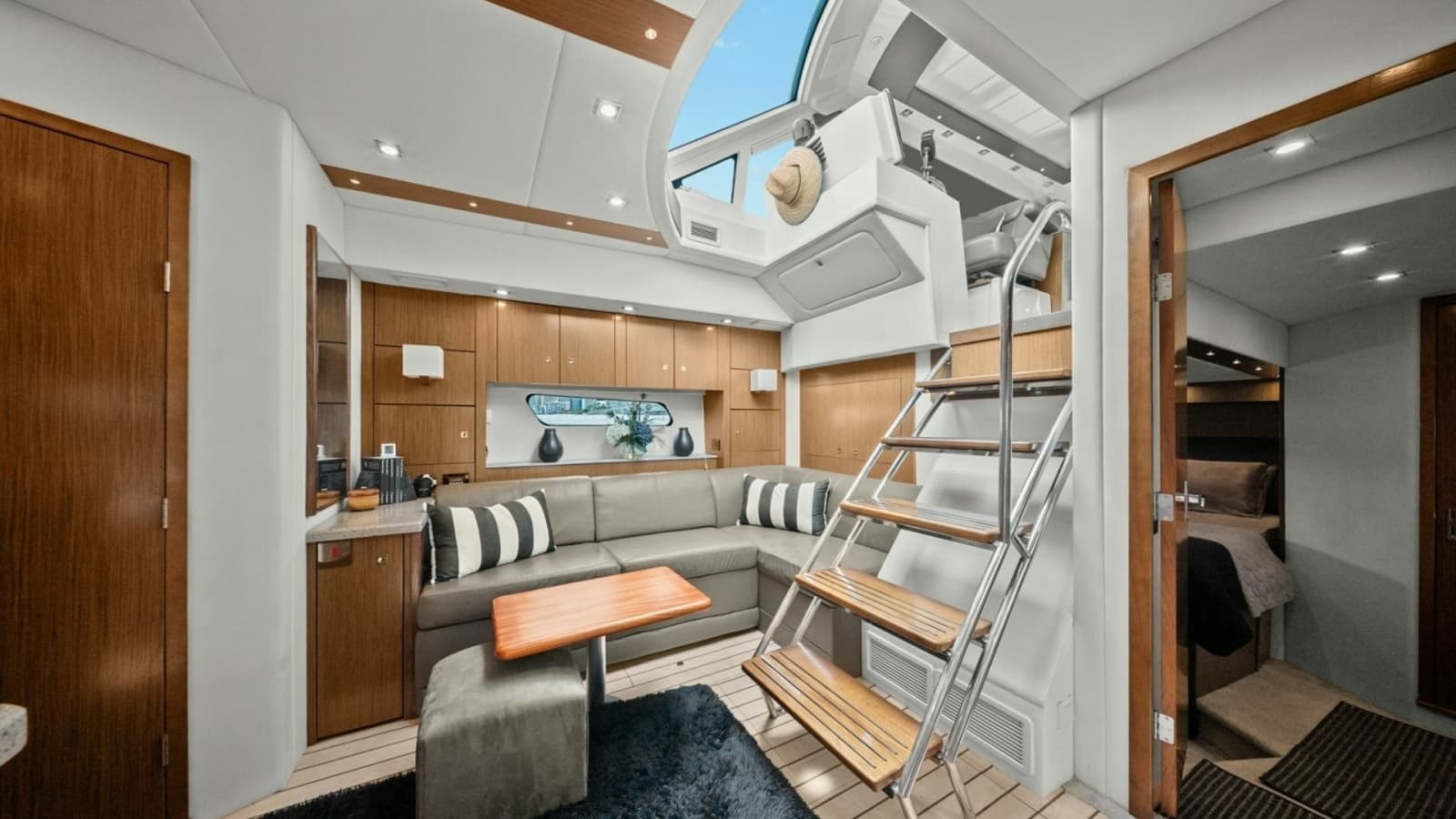 2014 Cruisers Yachts 48 Cantius