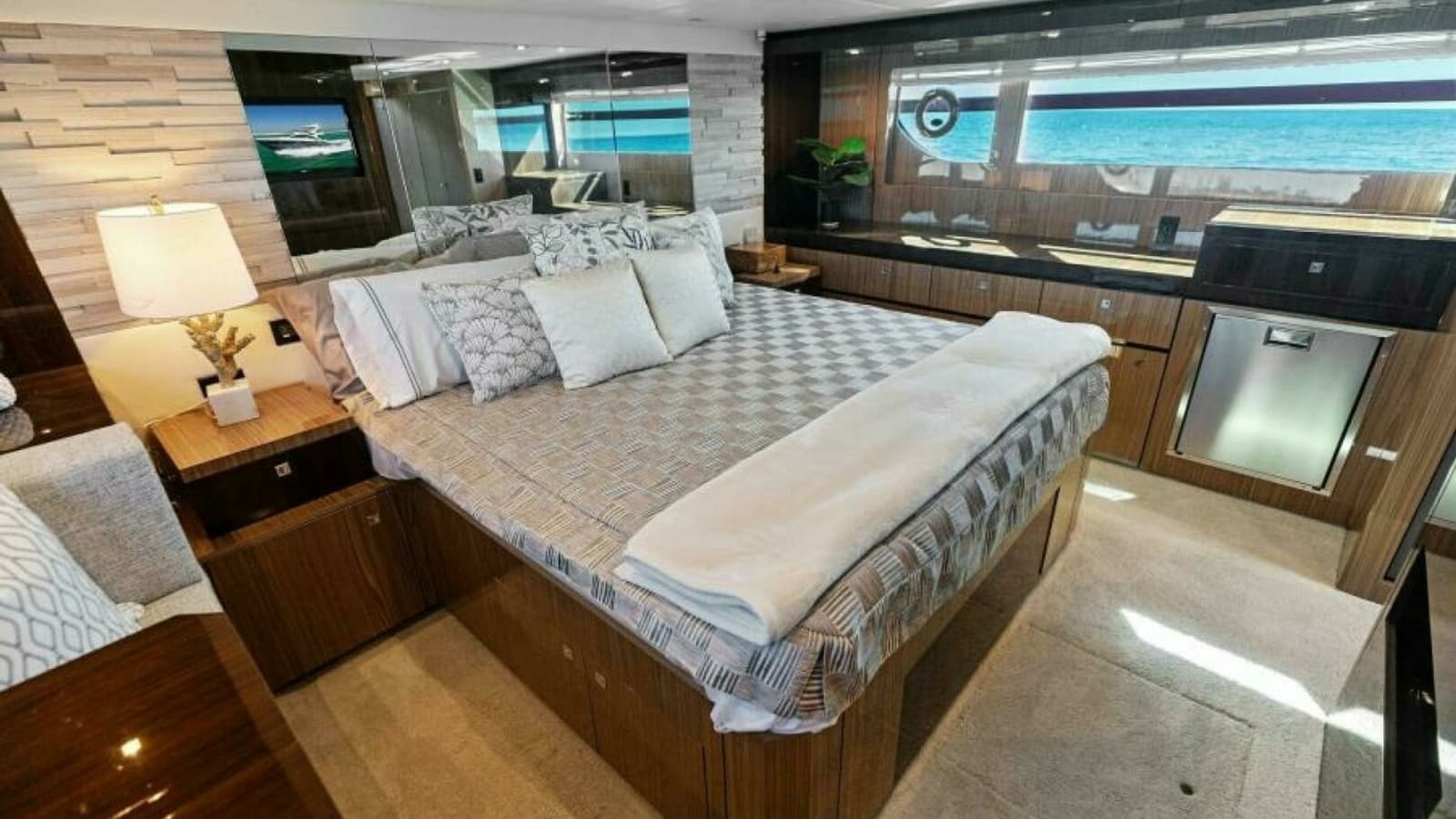 2023 Cruisers Yachts 60 Cantius Fly- Master Stateroom