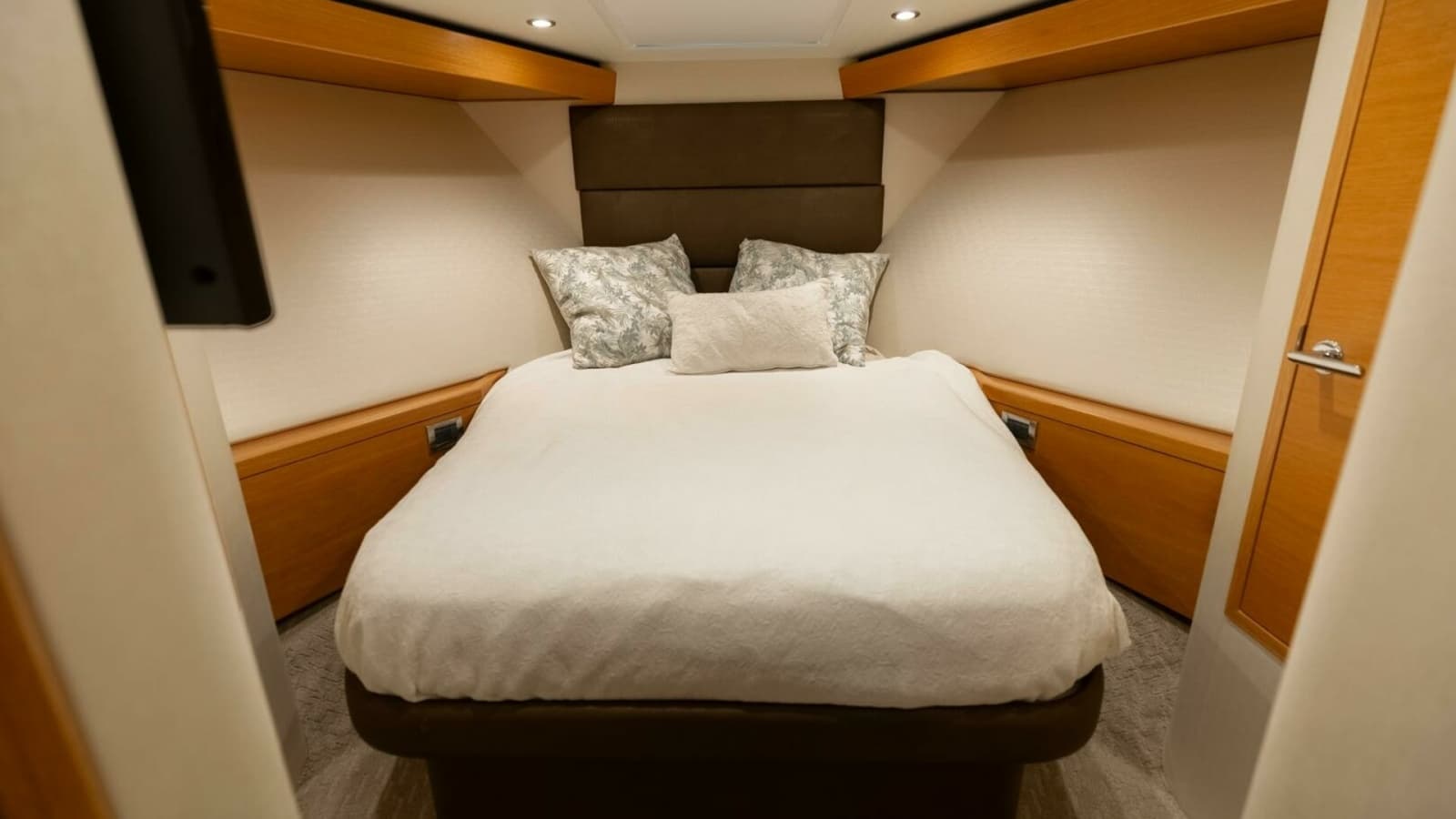 2016 Hatteras GT60 KNOT ON CALL VIP Stateroom