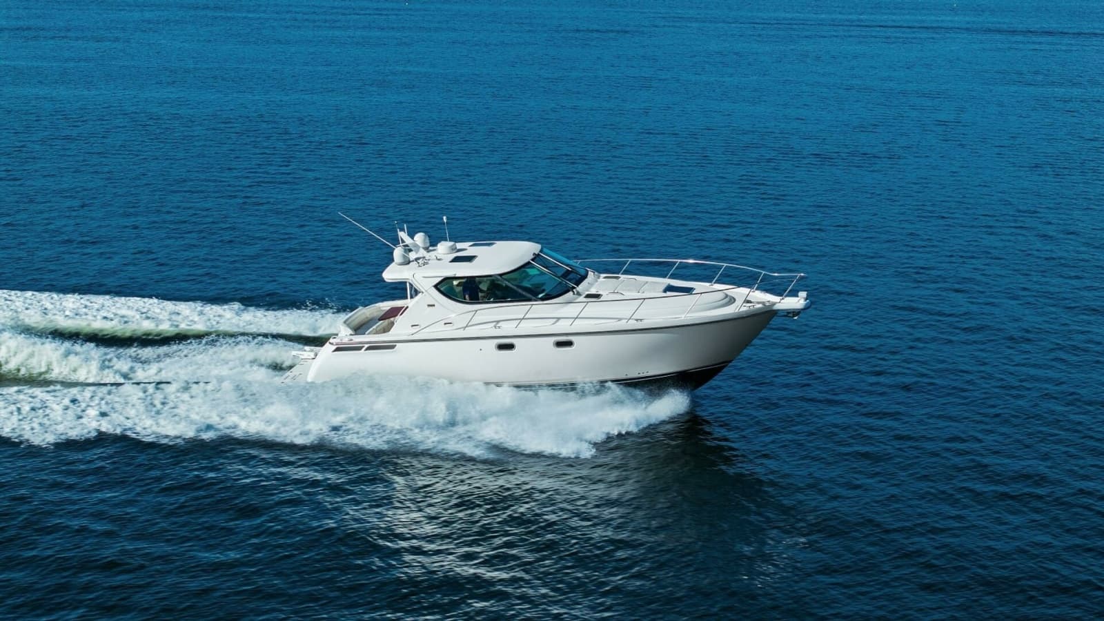 007 Tiara Yachts 4300 Sovran - Profile