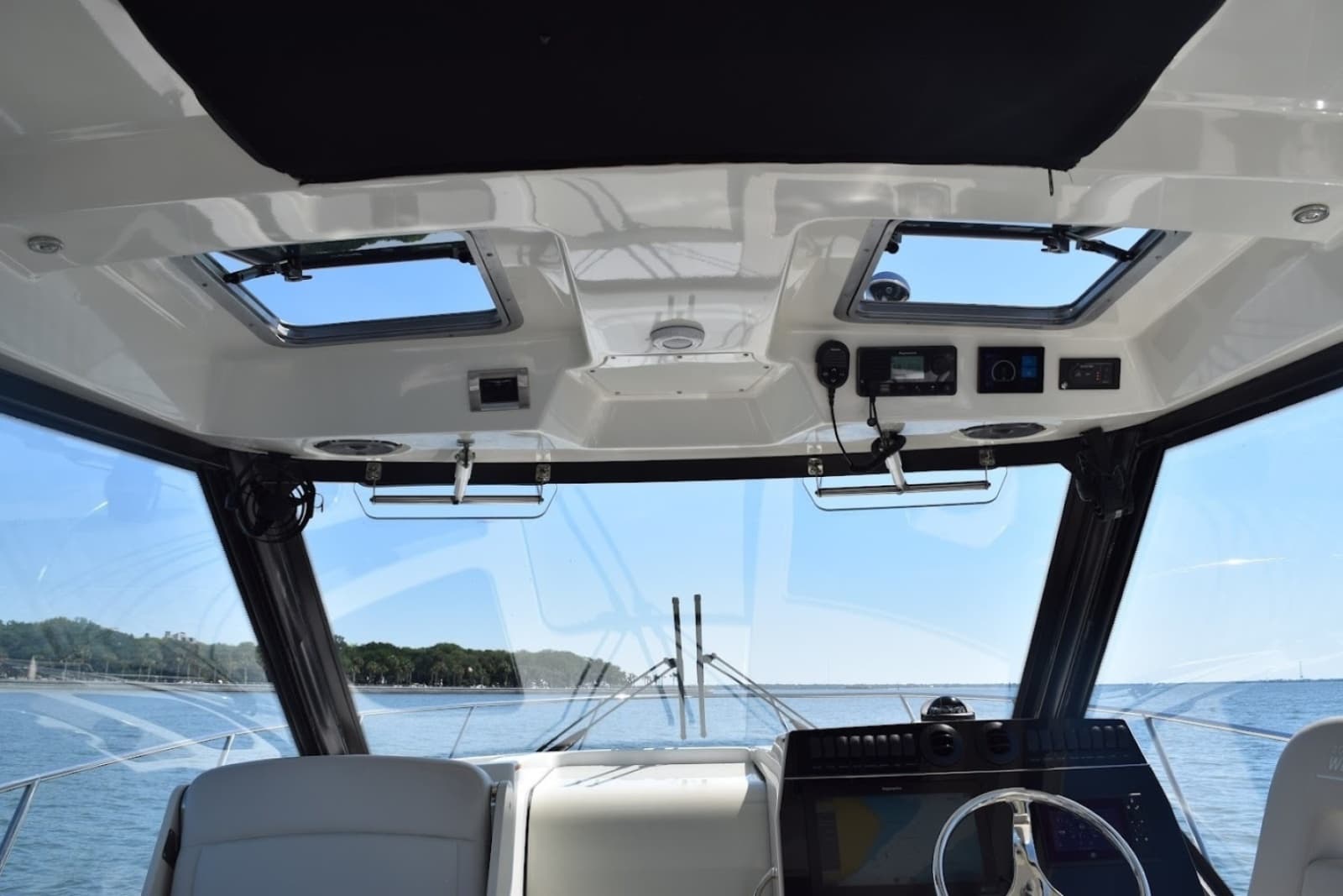 Boston Whaler 32 - SIP N SEA - Helm