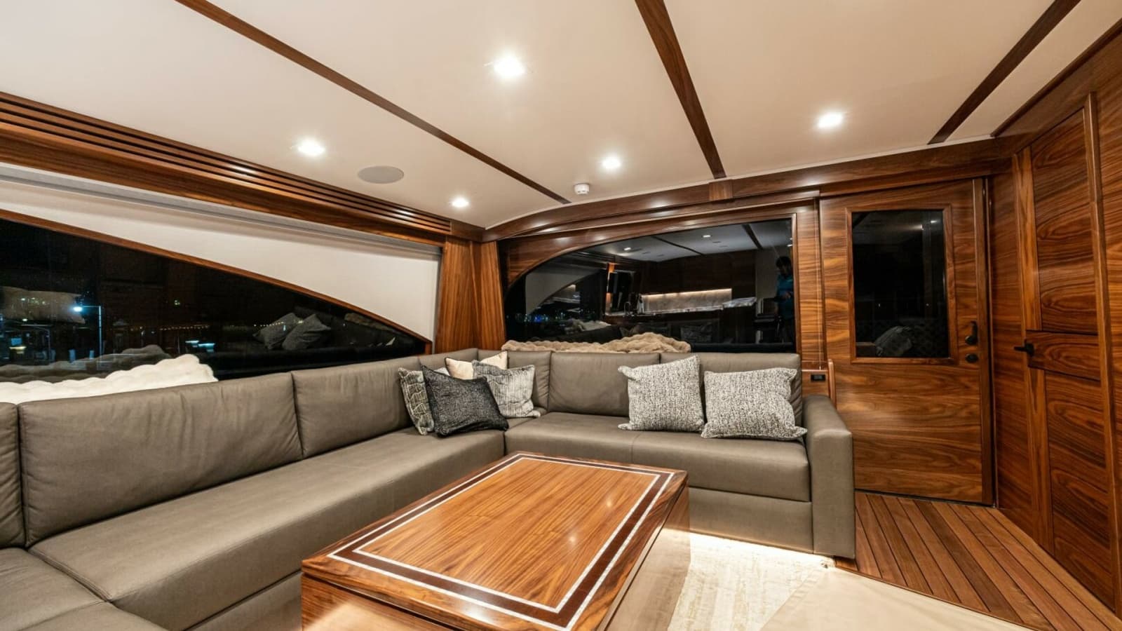 2025 82 Viking Convertible Boujie Salon (2)