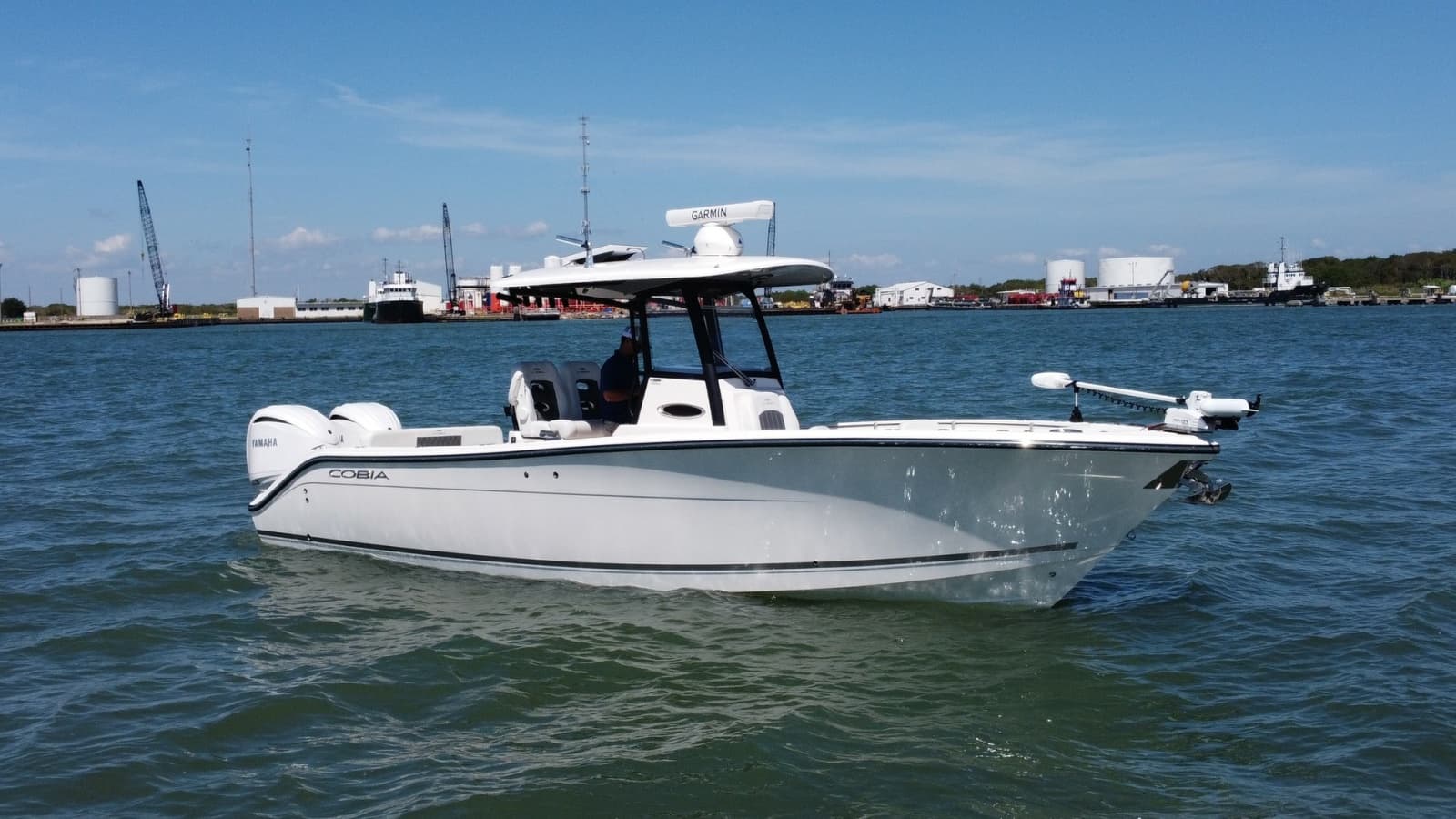 Cobia 280 Center Console Exterior
