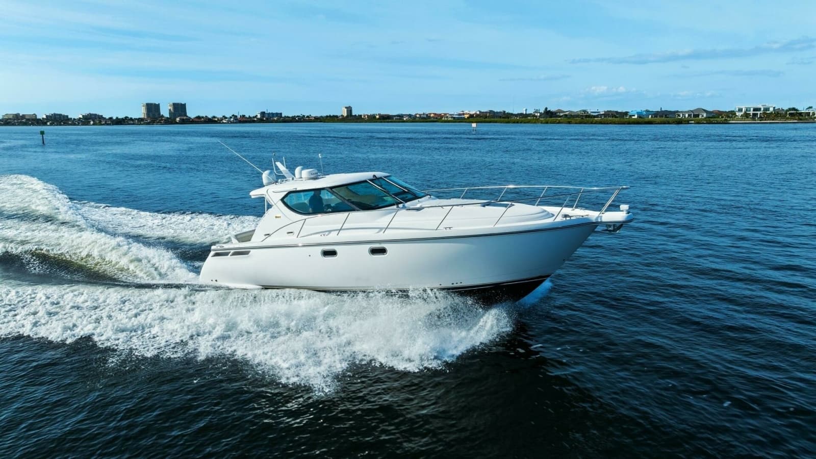 007 Tiara Yachts 4300 Sovran - Profile
