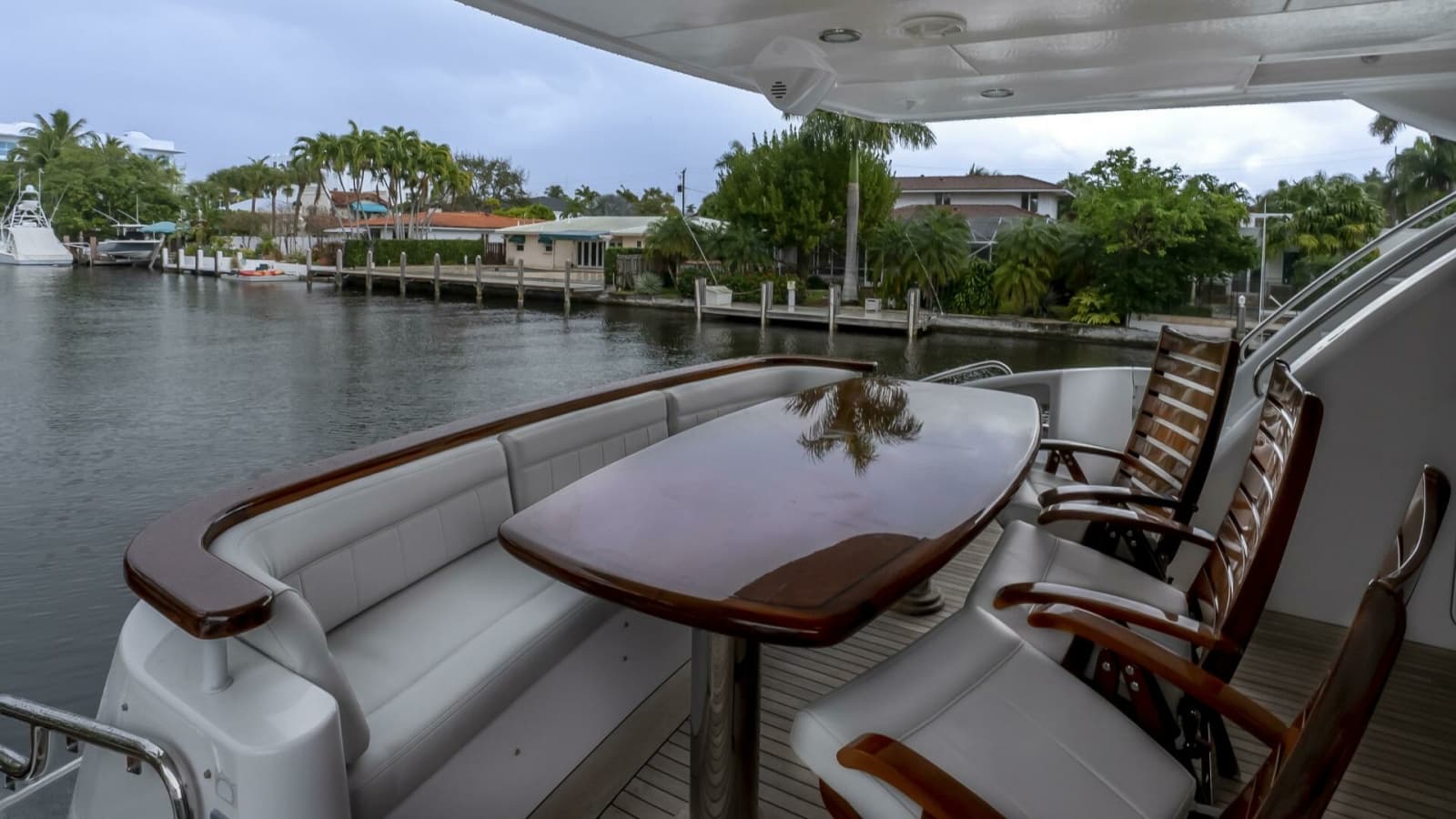 Hatteras 80 Gallopin- Cockpit Dinette