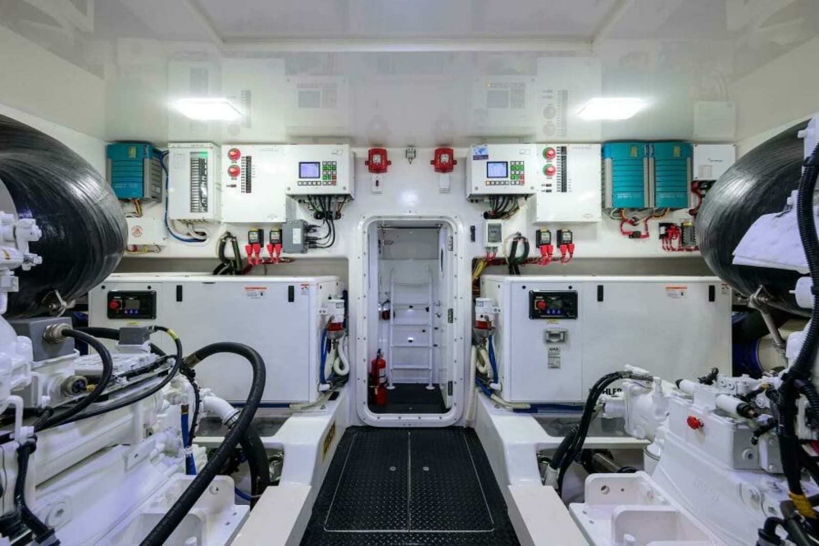 Viking 80 - LAMPLIGHTER - Engine Room
