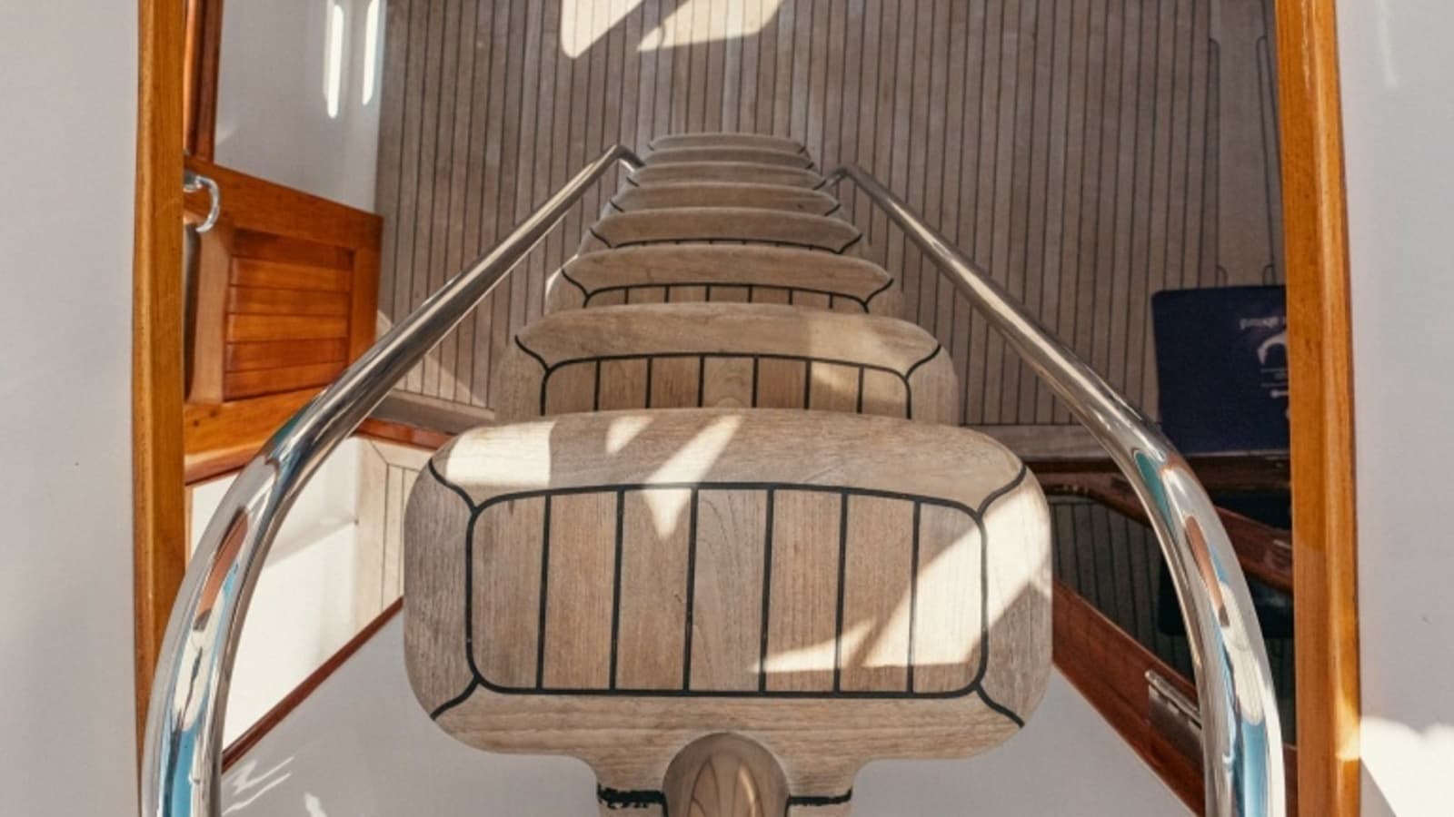 1971 Feadship 101 Stairs