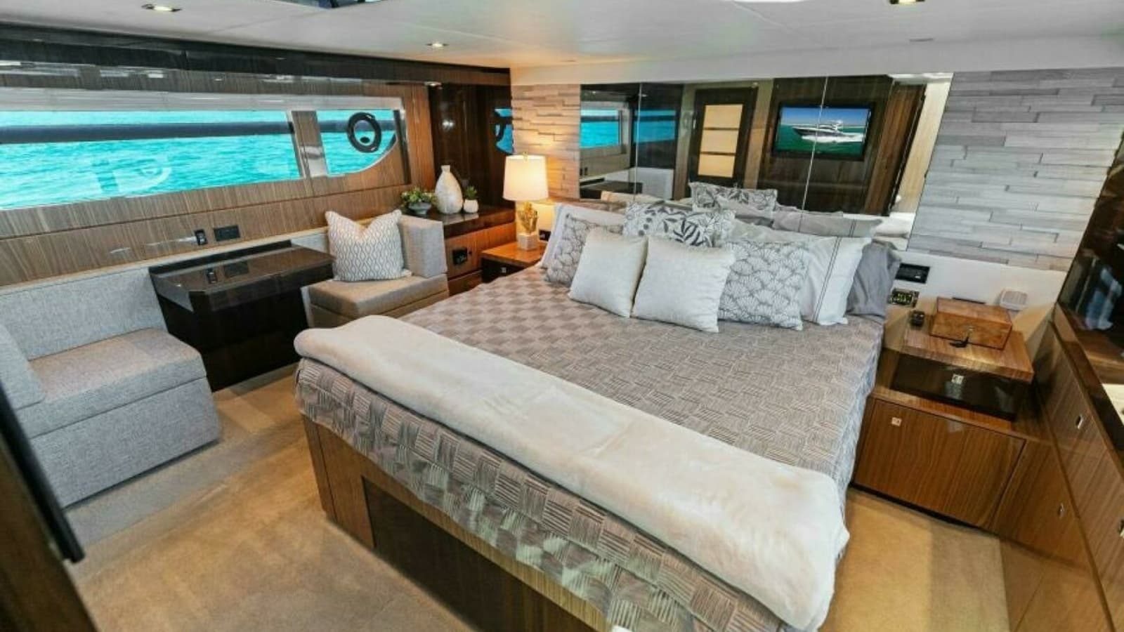 2023 Cruisers Yachts 60 Cantius Fly- Master Stateroom