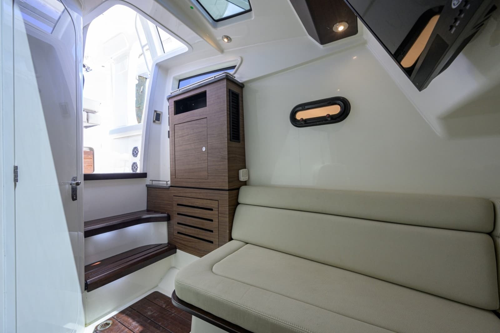 Boston Whaler 35 - DERRYN -  Cabin