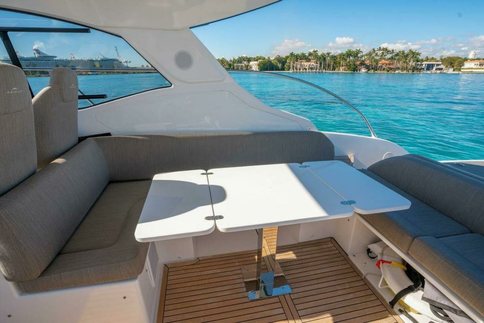 Azimut Atlantis 45 - Relax Josephine - Cockpit, Table and Seating