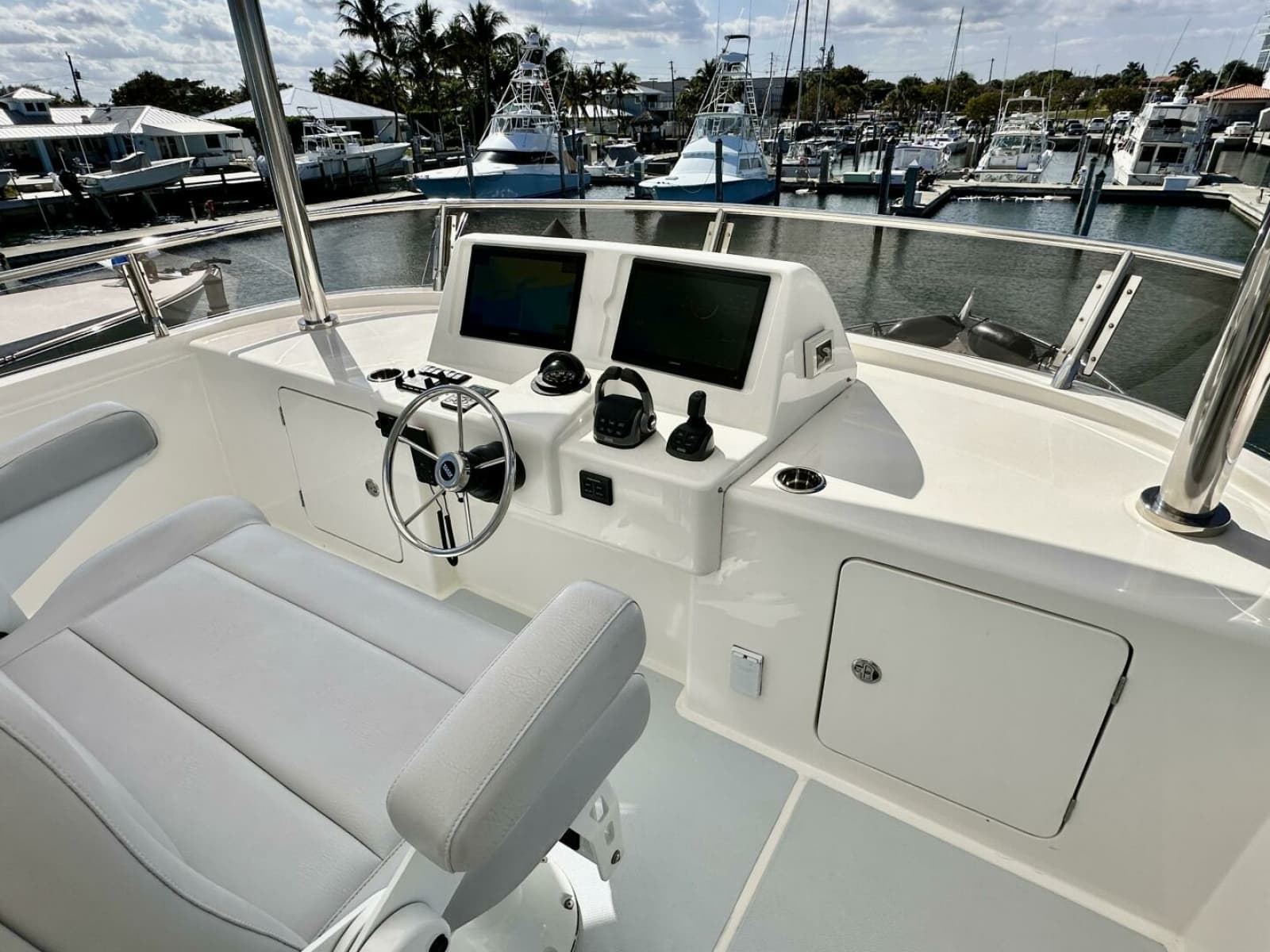Outer Reef 62 SOUTH  PAWS - Flybridge Helm
