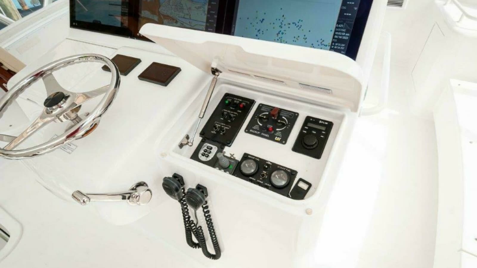 2016 Hatteras GT60 KNOT ON CALL Helm 4